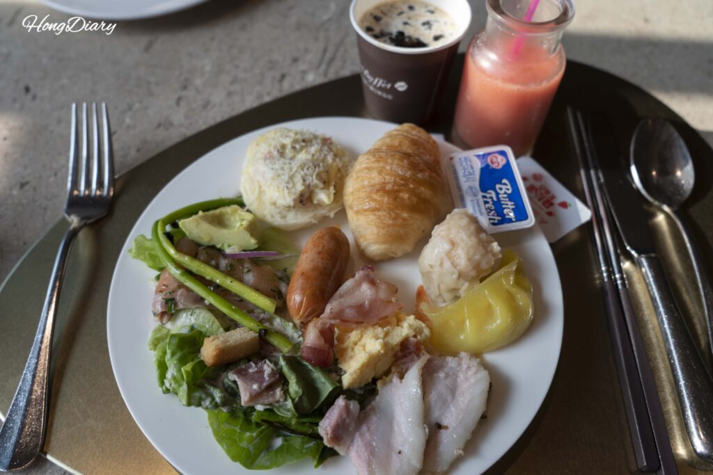 Plato con ensalada y selección de comida del buffet de The Buffet at Inter-Burgo Daegu