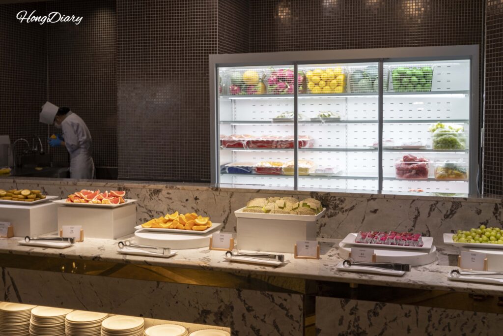 Estación de frutas frescas en The Buffet at Inter-Burgo Daegu con kiwi, melón y uva shine muscat