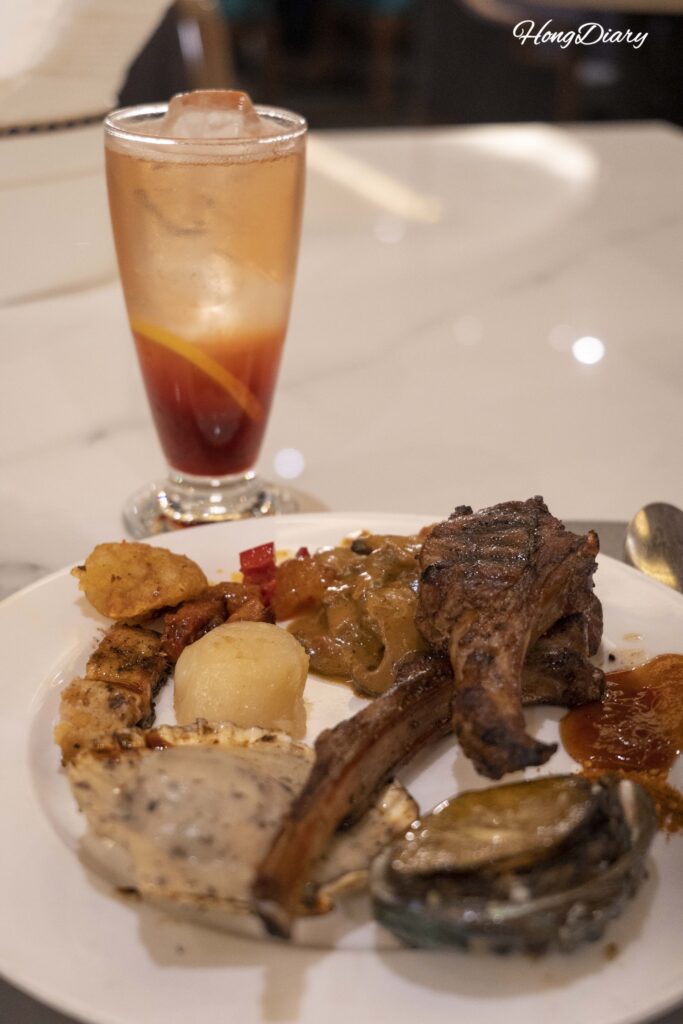 Highball sin alcohol y cordero a la parrilla de The Buffet at Inter-Burgo Daegu