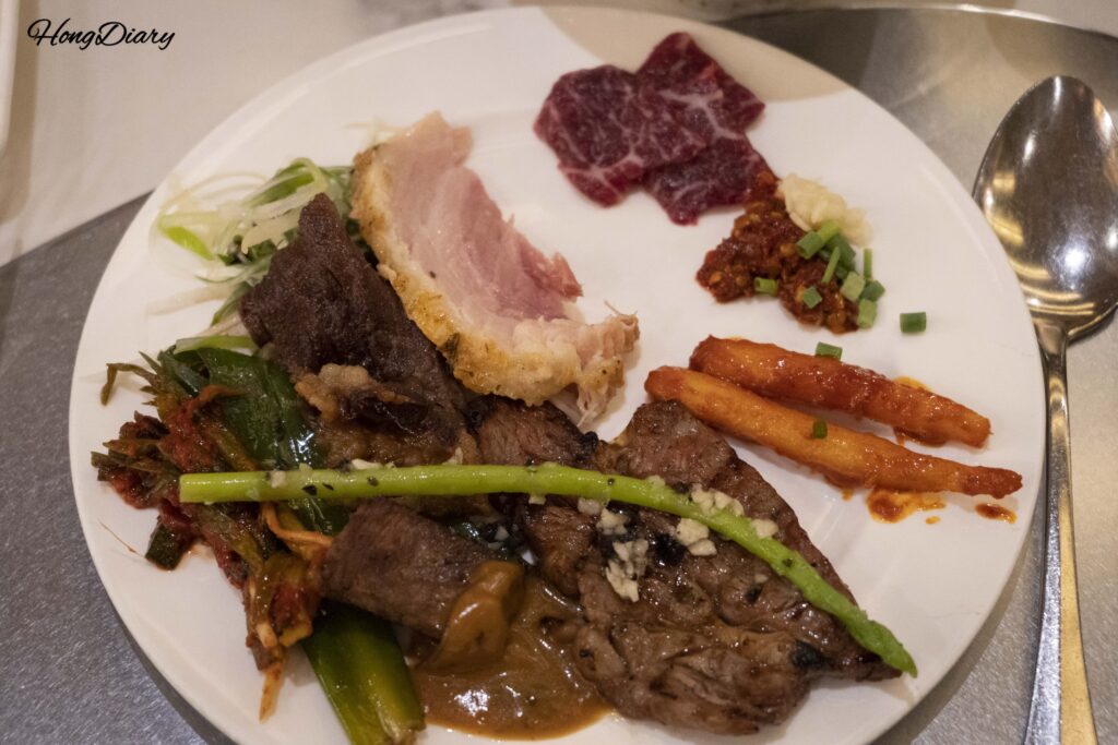 Platos calientes con carnes a la parrilla y mungtugi estilo Daegu de The Buffet at Inter-Burgo