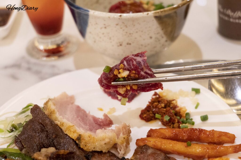 大邱名物ムンティギと生肉の刺身を盛り付けた皿