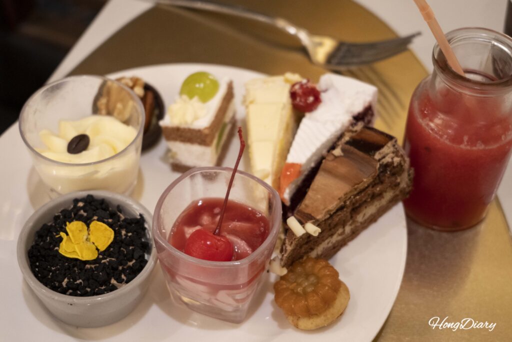 Selección de postres llevados a la mesa desde The Buffet at Inter-Burgo Daegu