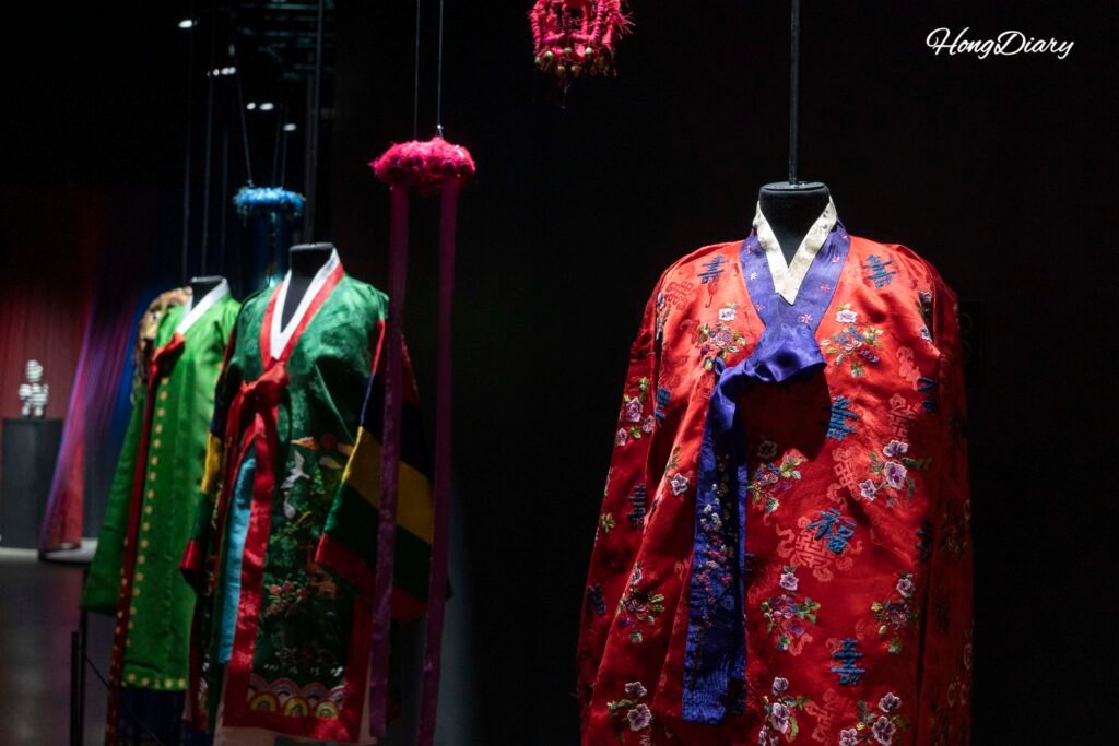 晋州シルク博物館の常設展示室に展示された韓国の伝統シルク衣装