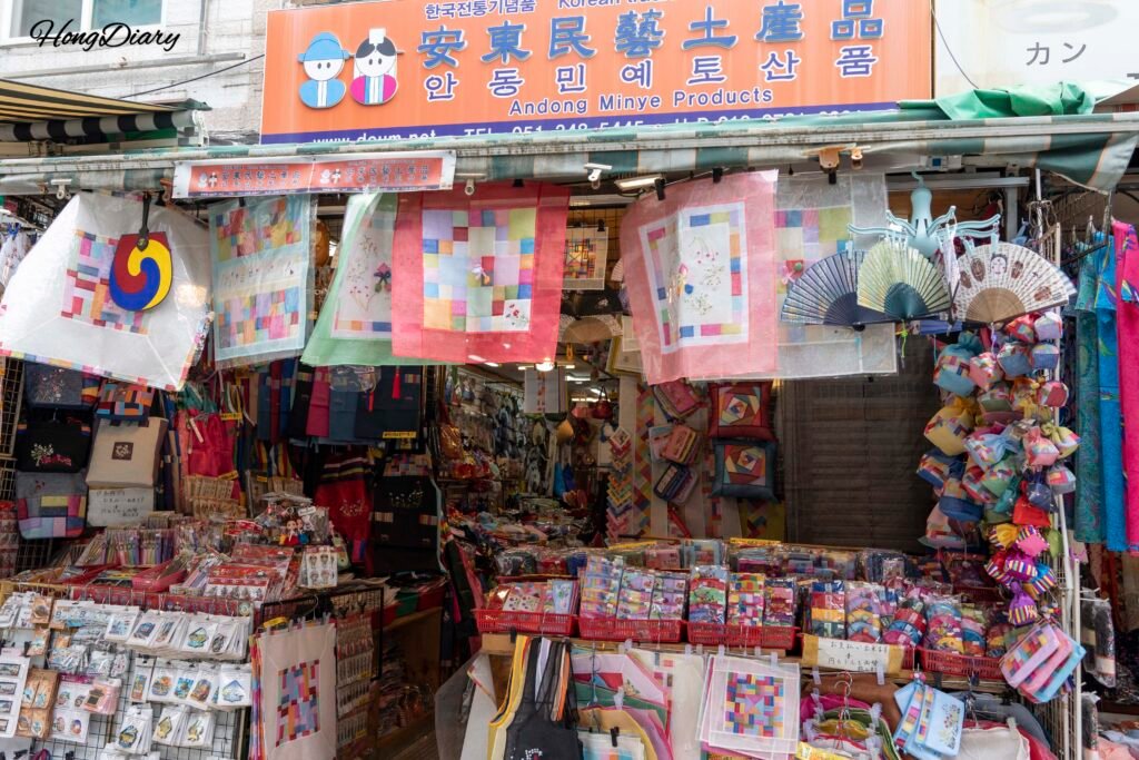 国際市場で販売されているハングル文字入りの韓国土産