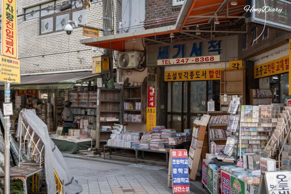 Interior de una librería de segunda mano en la Calle de los Libros de Bosu-dong, Busan