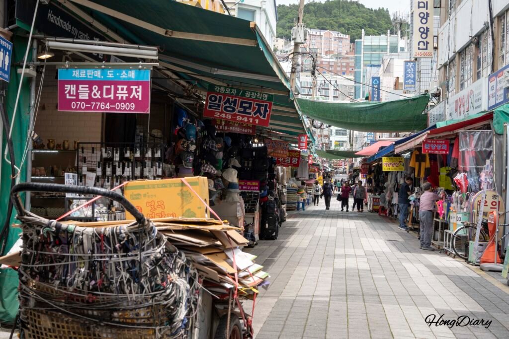 Calle techada del Mercado Gukje en Busan con tiendas a ambos lados