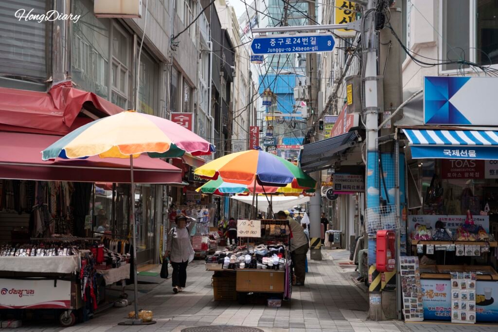 Callejón de comida callejera dentro del Mercado Gukje en Busan