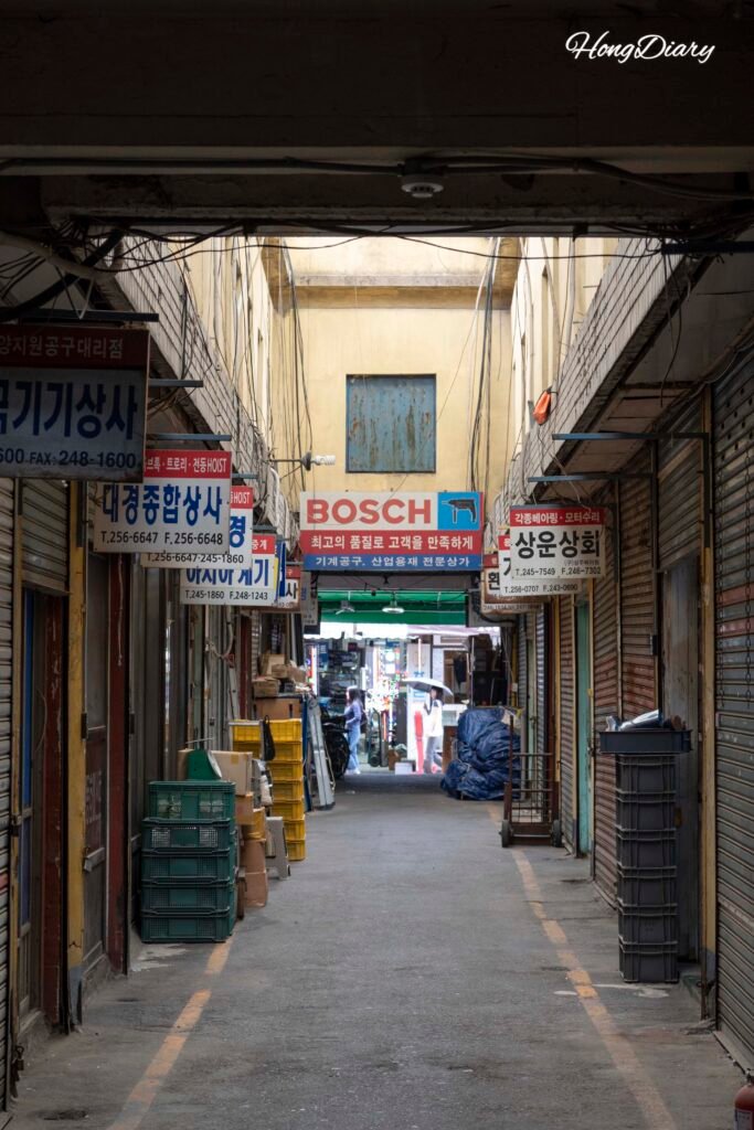 Callejón de herramientas y ferretería dentro del Mercado Gukje en Busan