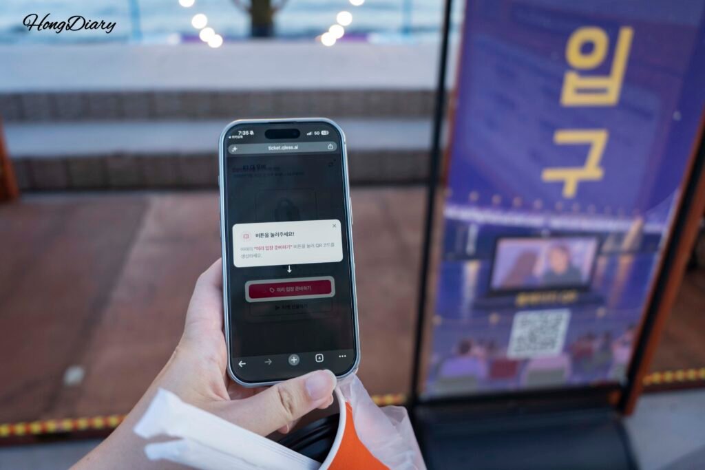 Boleto con código QR de Millak Ocean Cinema en la pantalla de un celular