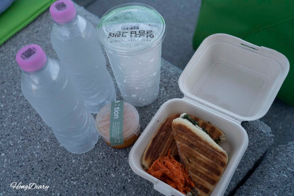Comida para llevar traída a Millak Ocean Cinema para comer durante la función