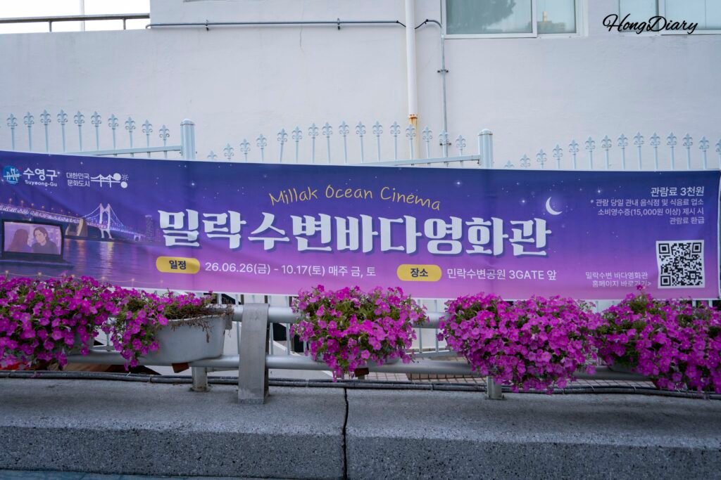 Cartel promocional de Millak Ocean Cinema en el Parque Millak Waterside, Gwangalli, Busán