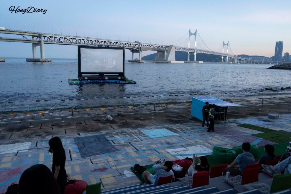 夕暮れ時のミルラク水辺バダ映画館のスクリーンと広安大橋
