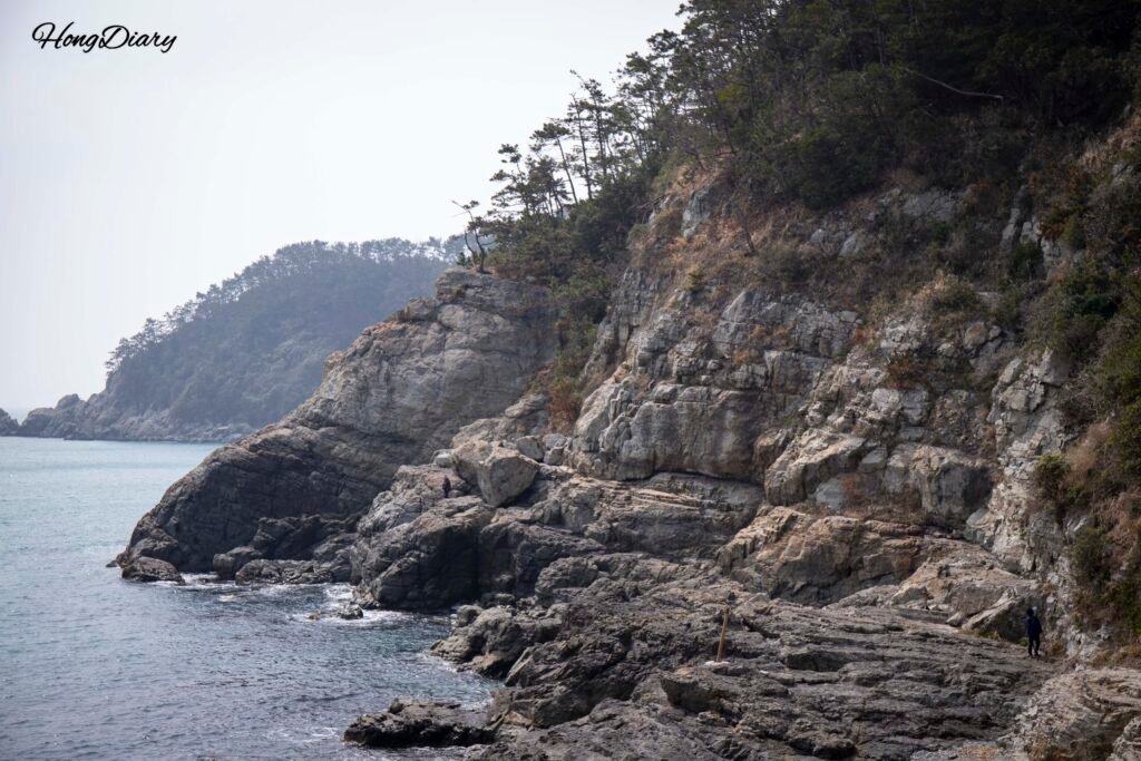 Costa rocosa y mar abierto en la playa escondida de Molundae, Busán