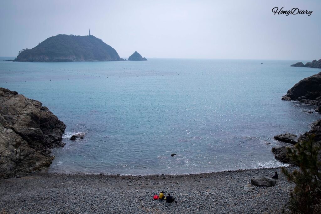 没雲台のビーチへ下りる階段デッキと海の景色