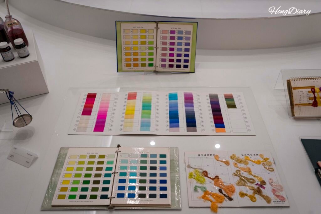 Paleta de colores de seda en exhibición en el Museo de la Seda de Jinju, Corea del Sur
