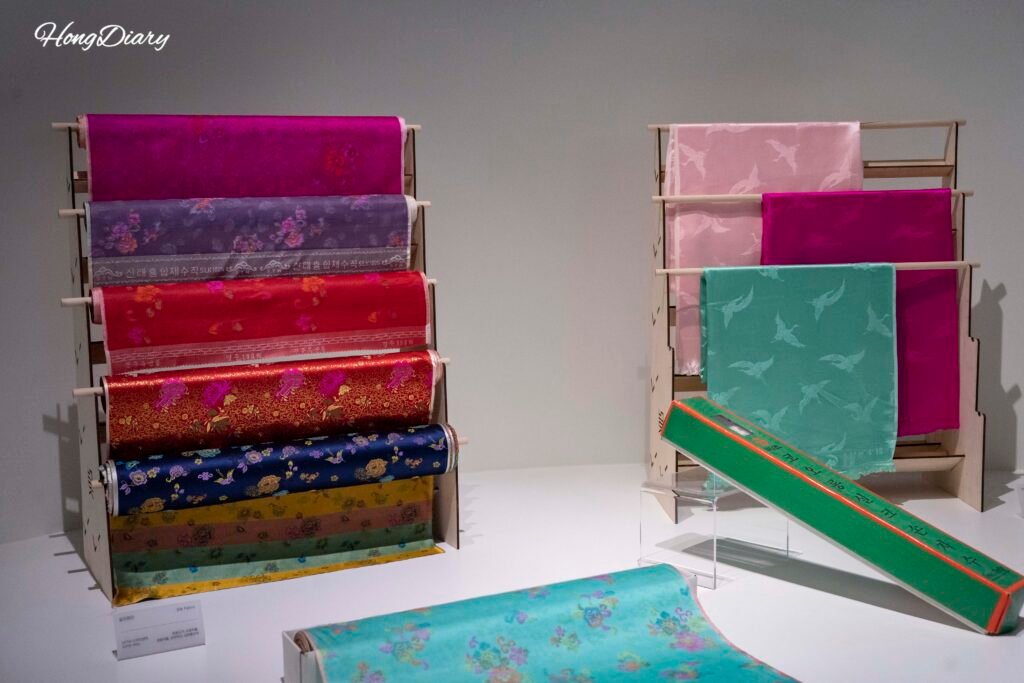 Productos históricos de seda exhibidos en el Museo de la Seda de Jinju, Corea del Sur