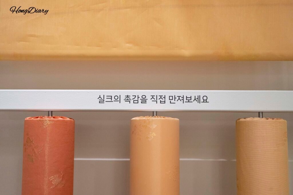 Muestras de seda en tonos amarillo y naranja exhibidas en el Museo de la Seda de Jinju