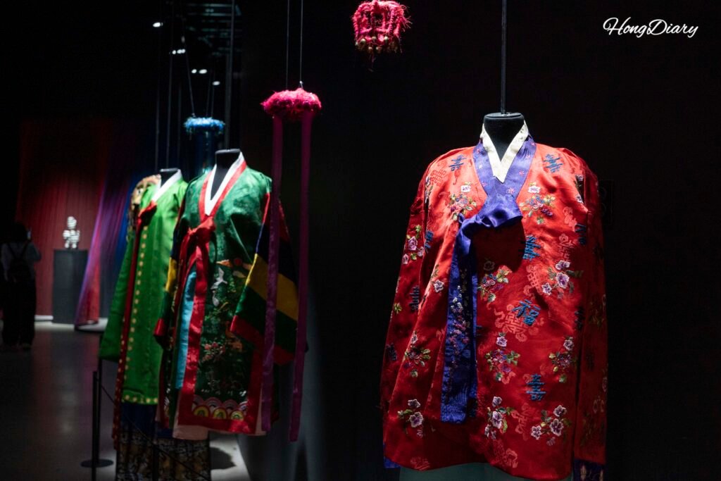 Traje tradicional coreano de seda en exhibición permanente del Museo de la Seda de Jinju