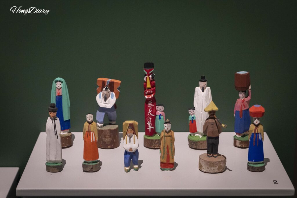 Artesanía tradicional en madera exhibida en el Museo de Historia Moderna de Busan