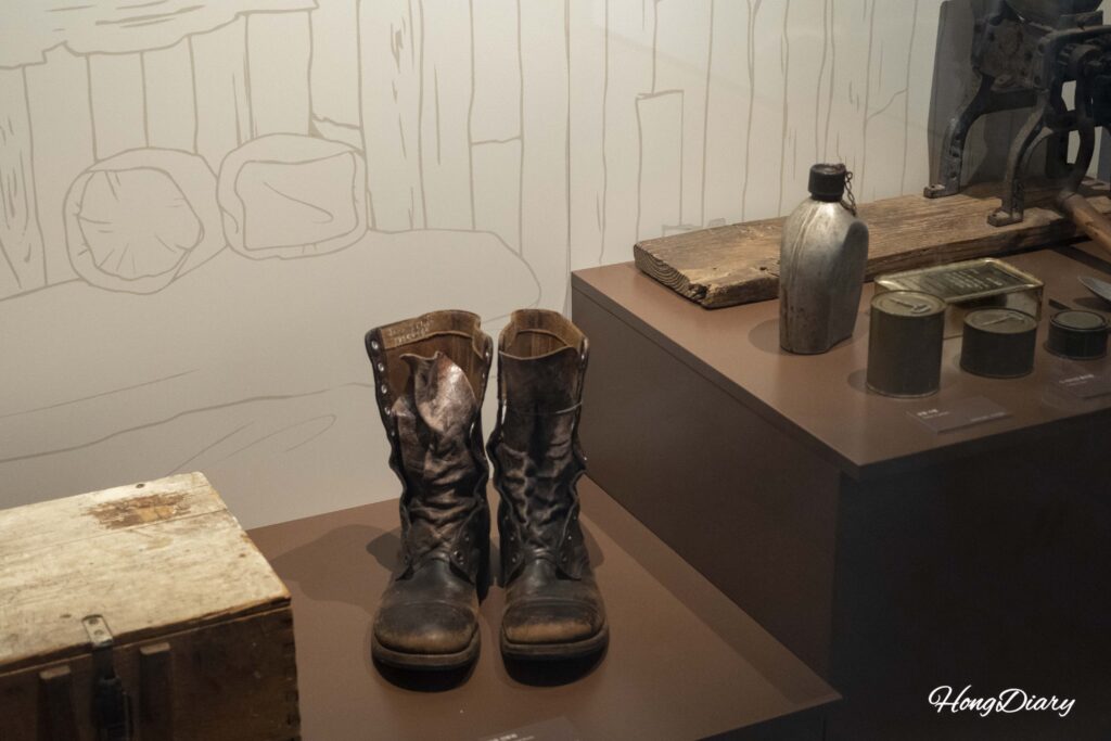 Botas militares y equipo de campaña exhibidos en la sala de la Guerra de Corea del museo