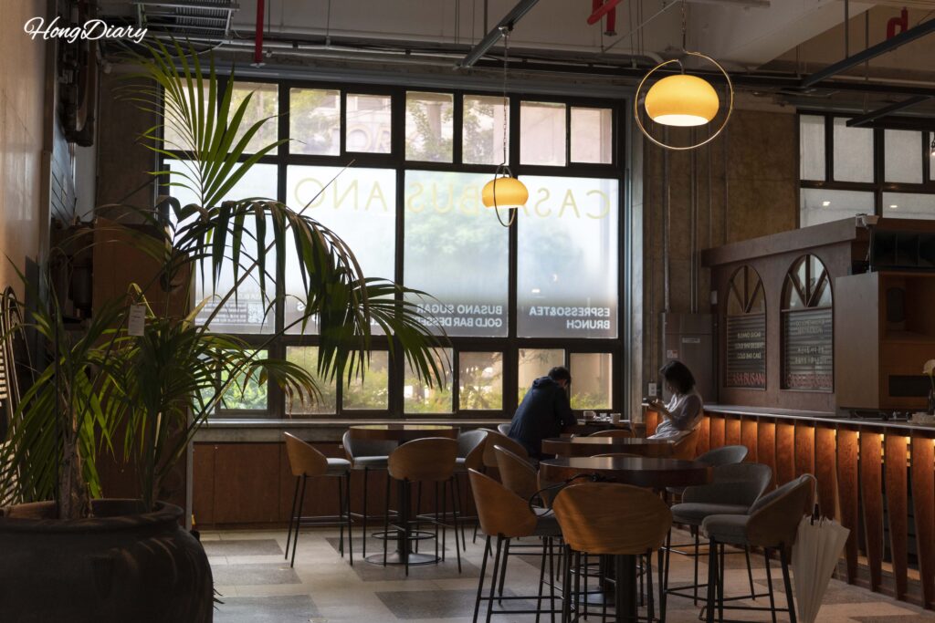 Interior del café Casa Busano en el Museo de Historia Moderna de Busan, antiguo salón del Banco de Corea