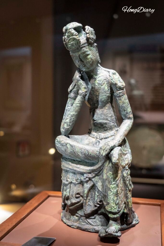 Bodhisattva Pensativo de bronce dorado excavado en Yusan-dong, exhibido en el Museo Municipal de Yangsan