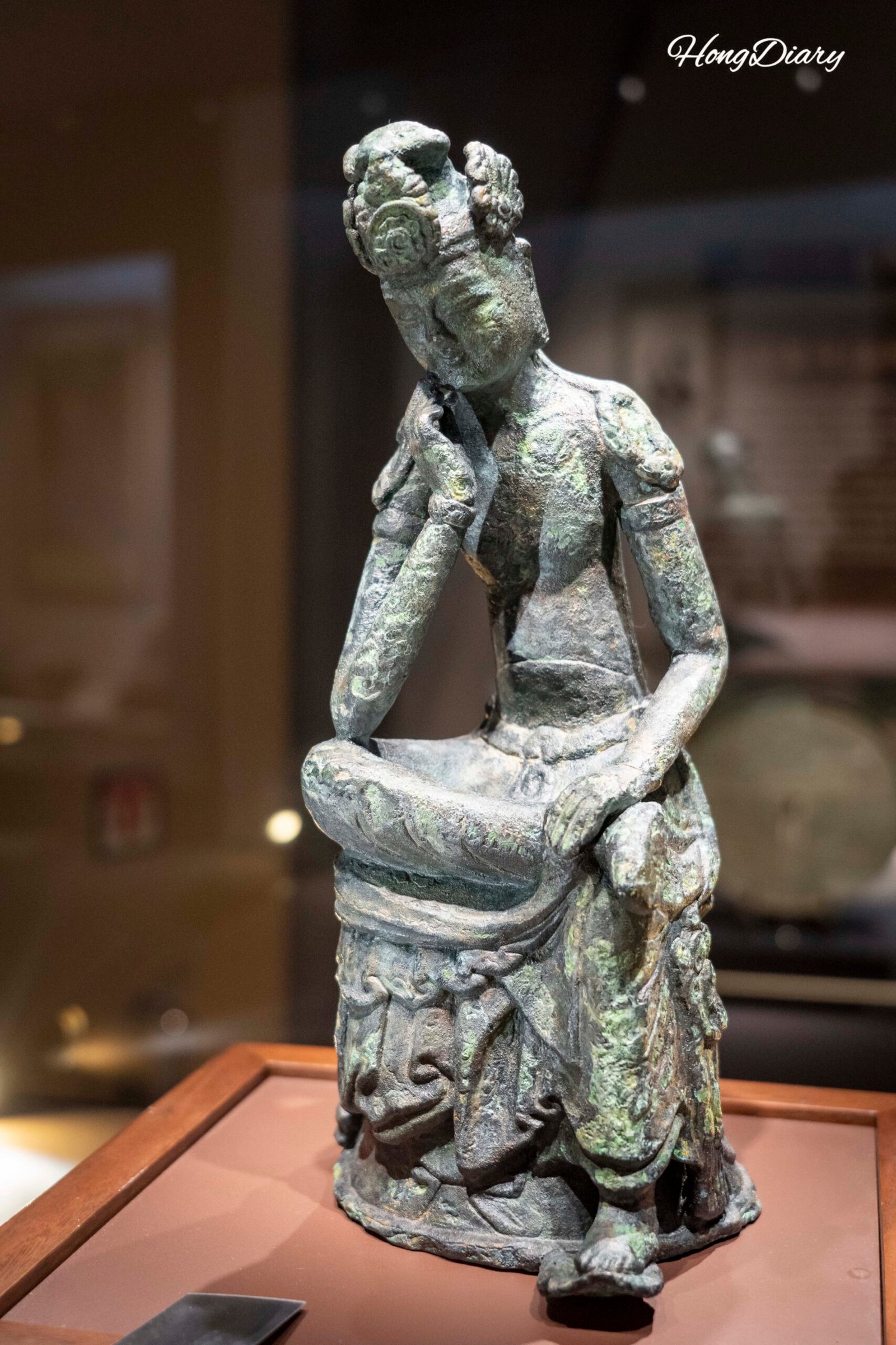 Bodhisattva Pensativo de bronce dorado excavado en Yusan-dong, exhibido en el Museo Municipal de Yangsan