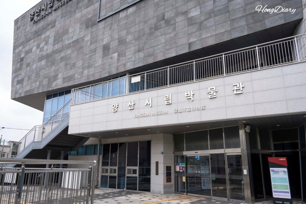 Fachada exterior del Museo Municipal de Yangsan en Gyeongsang del Sur, Corea del Sur