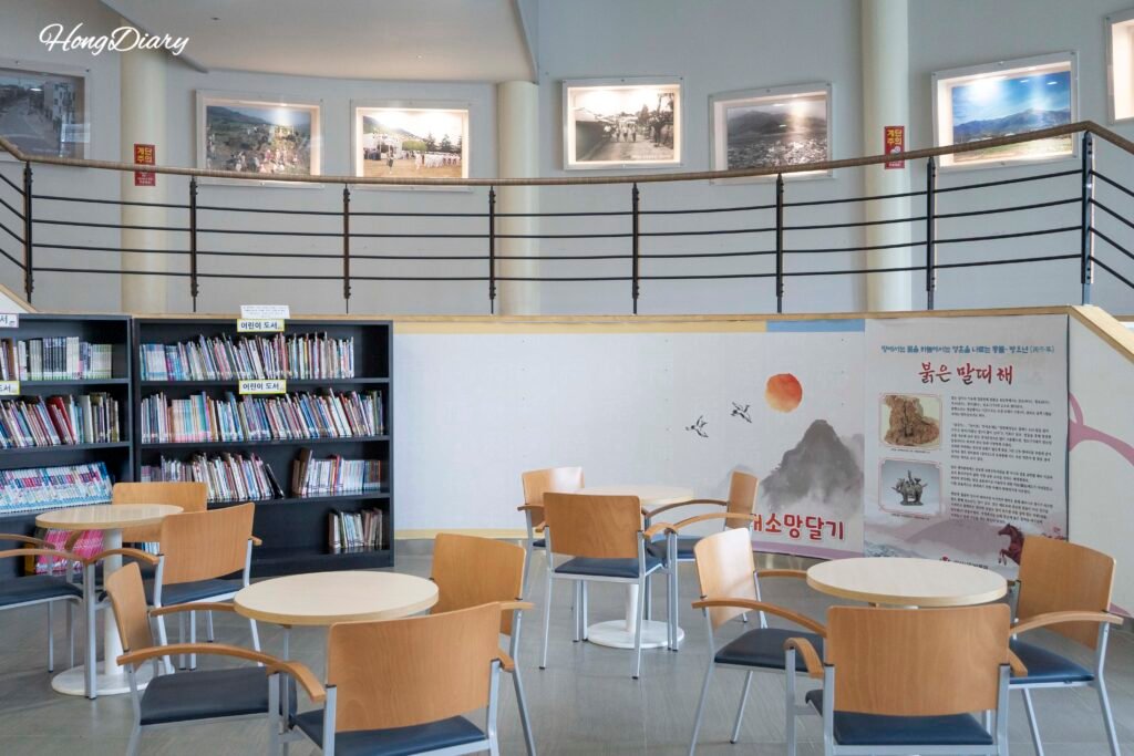 Espacio interior de exhibición del Museo Municipal de Yangsan
