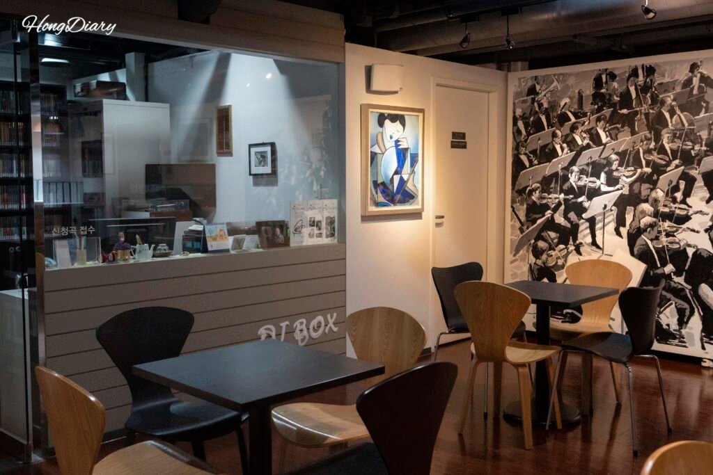 Interior de Nokhyang, la sala de audición musical más antigua de Corea, en el sótano del Centro Cultural Hyangchon en Daegu