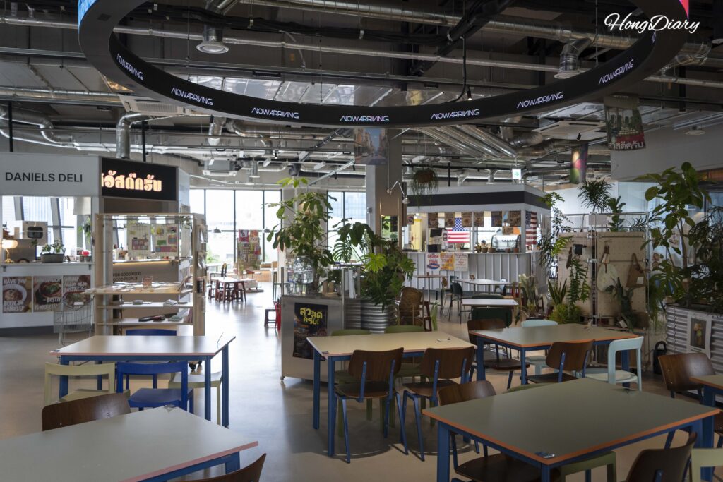 Espacio cultural pop-up Now Arriving con temática de mercado tailandés en el tercer piso de BIFC2 Square Garden, Busan