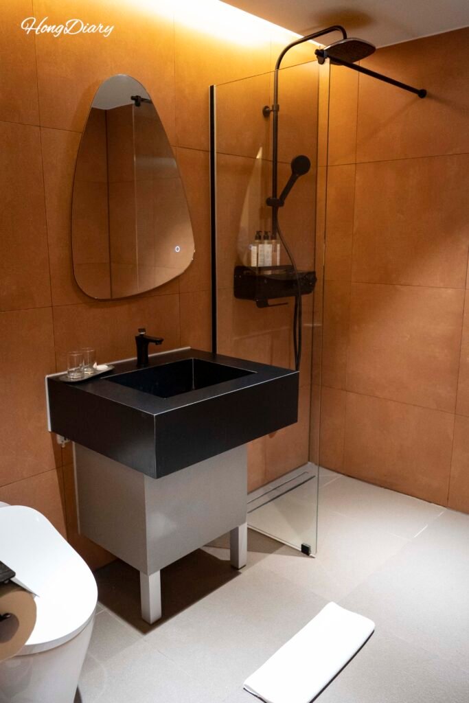 Modern bathroom with walk-in shower at Orosie Hotel Jamsil in Songpa-gu, Seoul