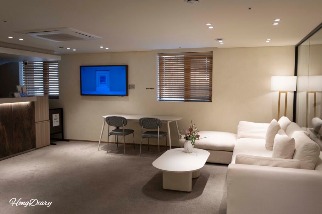 Check-in lobby and front desk at Orosie Hotel Jamsil in Seoul