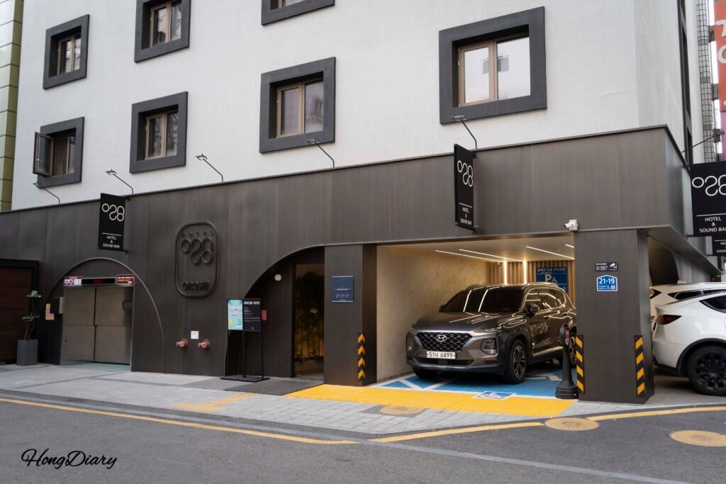 1室につき1台まで無料駐車可能。チェックイン時にフロントでお伝えいただくと、無料バレーサービスが利用可能です。