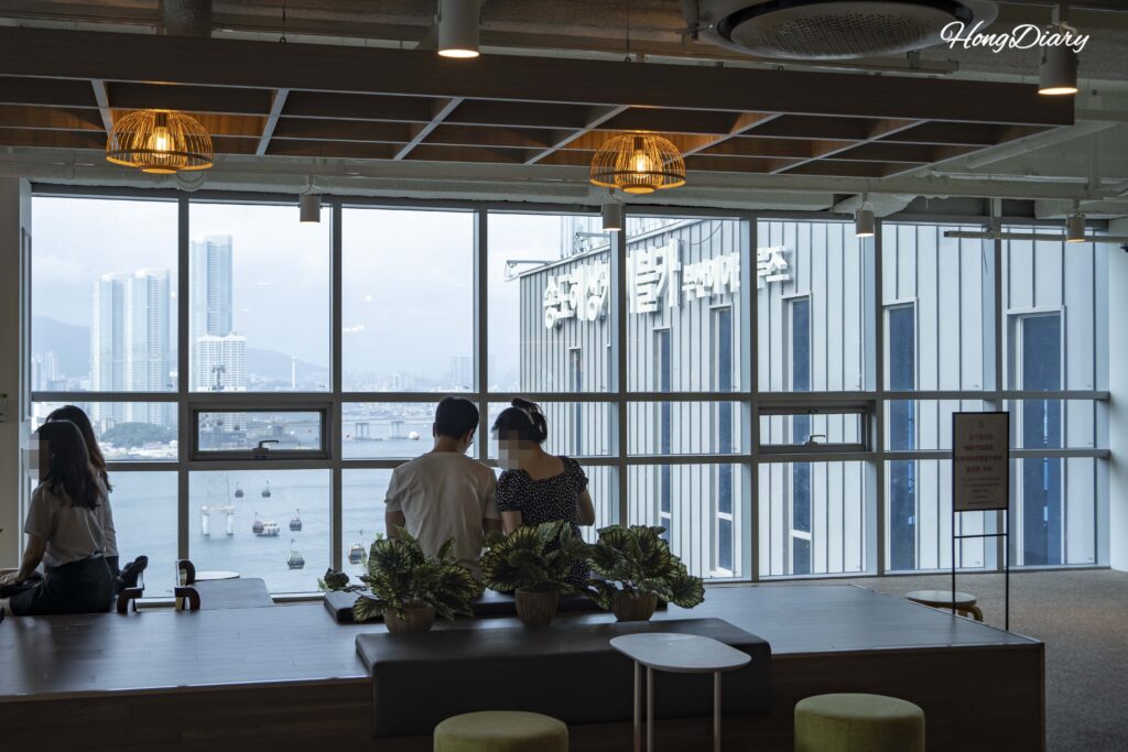 Vista al mar de Busan desde el café del segundo piso de la estación superior del Parque Amnam