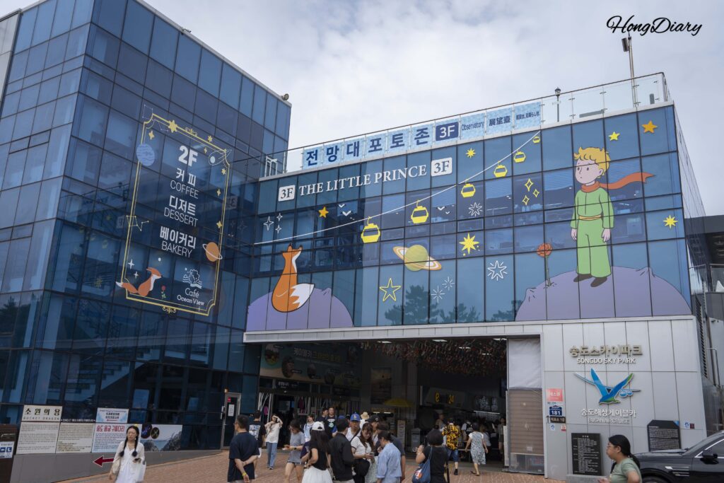 Exterior del edificio de la estación superior en el Parque Amnam, teleférico de Songdo, Busan