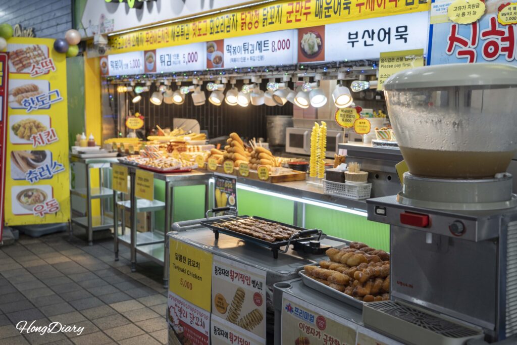 Patio de comidas dentro de la estación superior del Parque Amnam, teleférico de Songdo, Busan
