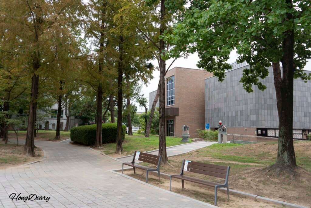 Parque Cultural del Hangeul detrás del Museo del Hangeul en Gimhae, con juegos infantiles y áreas verdes