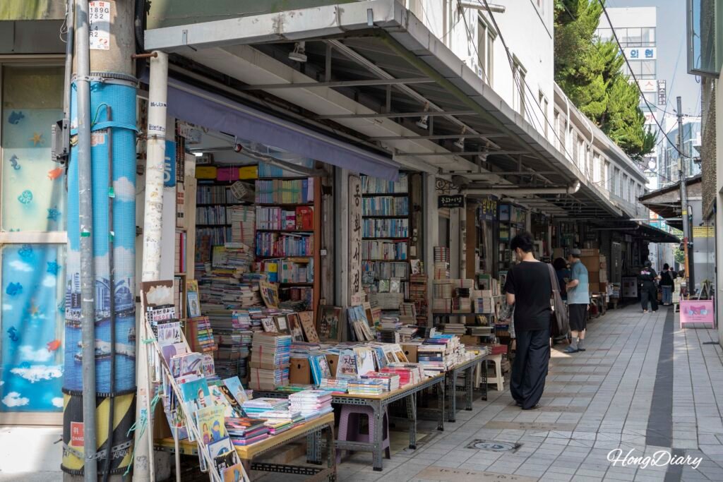 Visitantes revisando libros en la Calle de los Libros de Bosu-dong en Busan