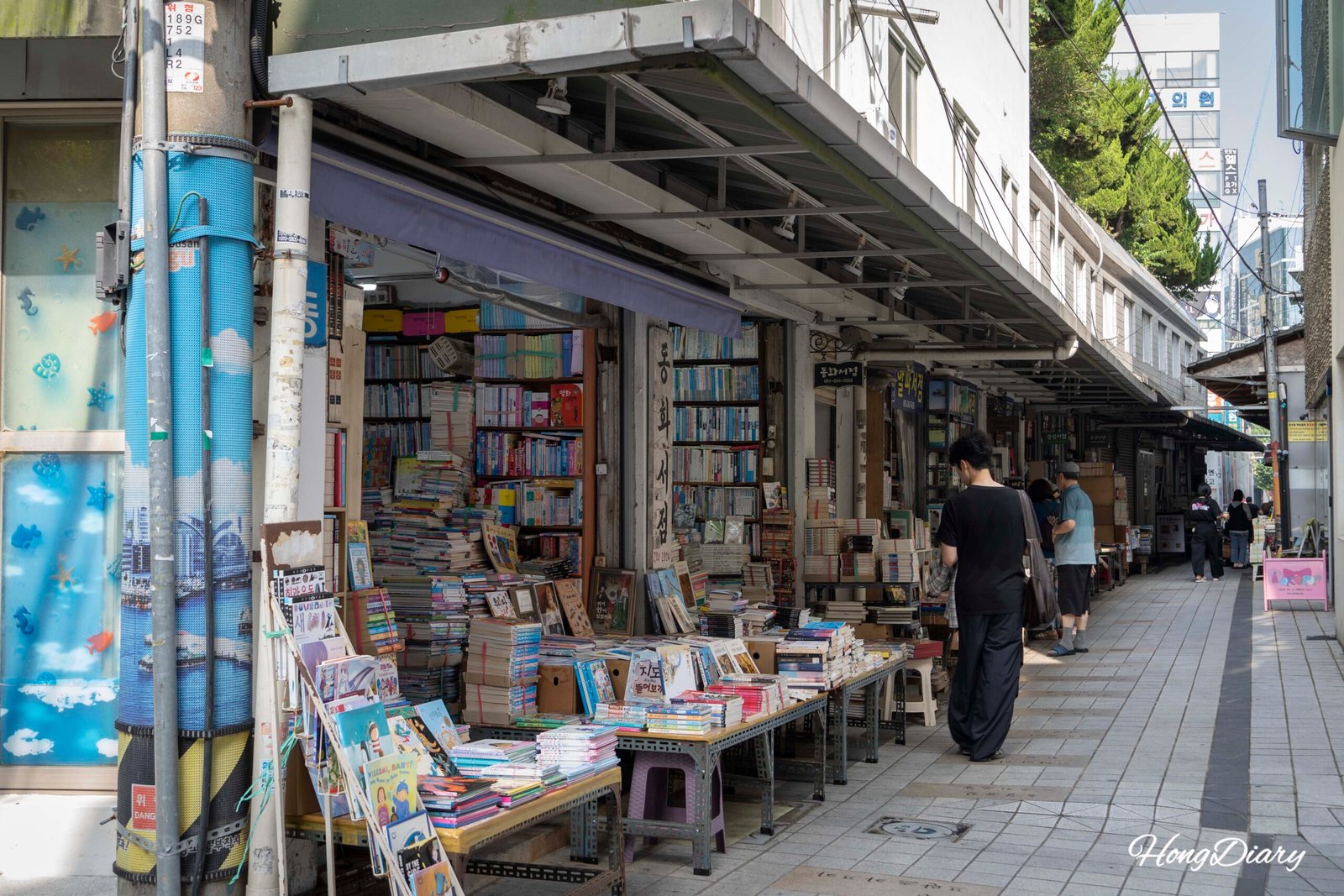Visitantes revisando libros en la Calle de los Libros de Bosu-dong en Busan