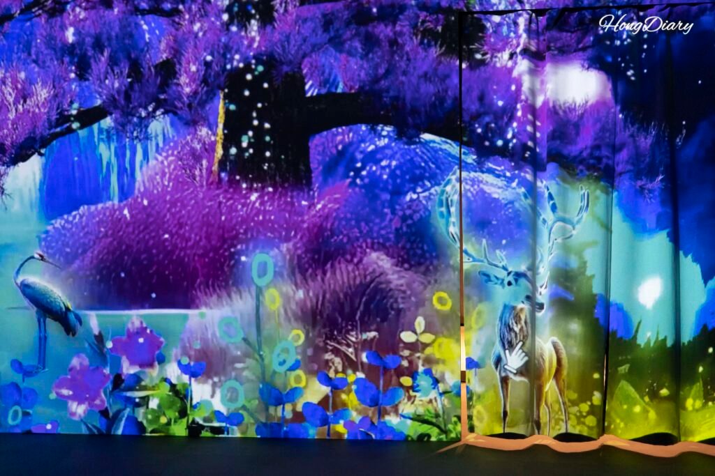 Sala de exposición con proyecciones de luz y color en Piorium, Namwon