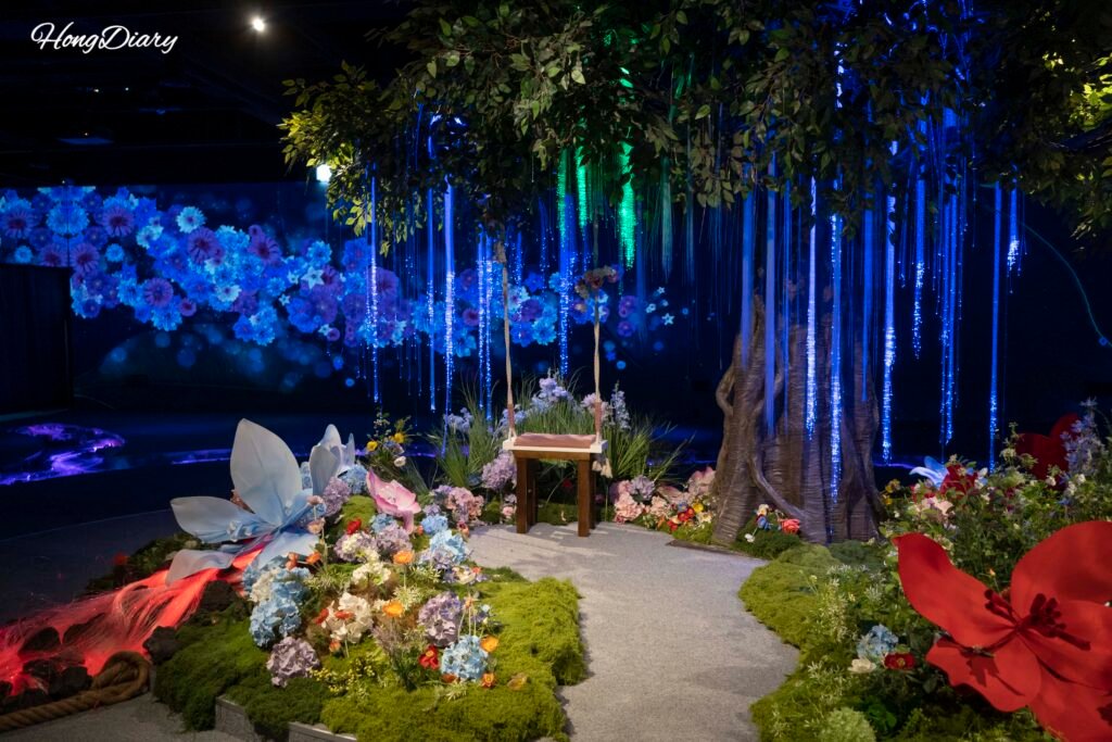 南原ピオリウムの展示室内。光と映像が壁面に投影されるメディアアート空間