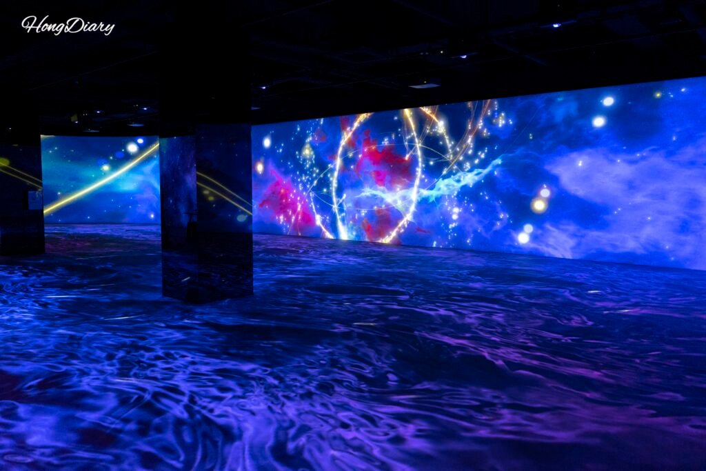 南原ピオリウム後半の展示室。緑と花の映像が投影された妖精の庭園のような空間