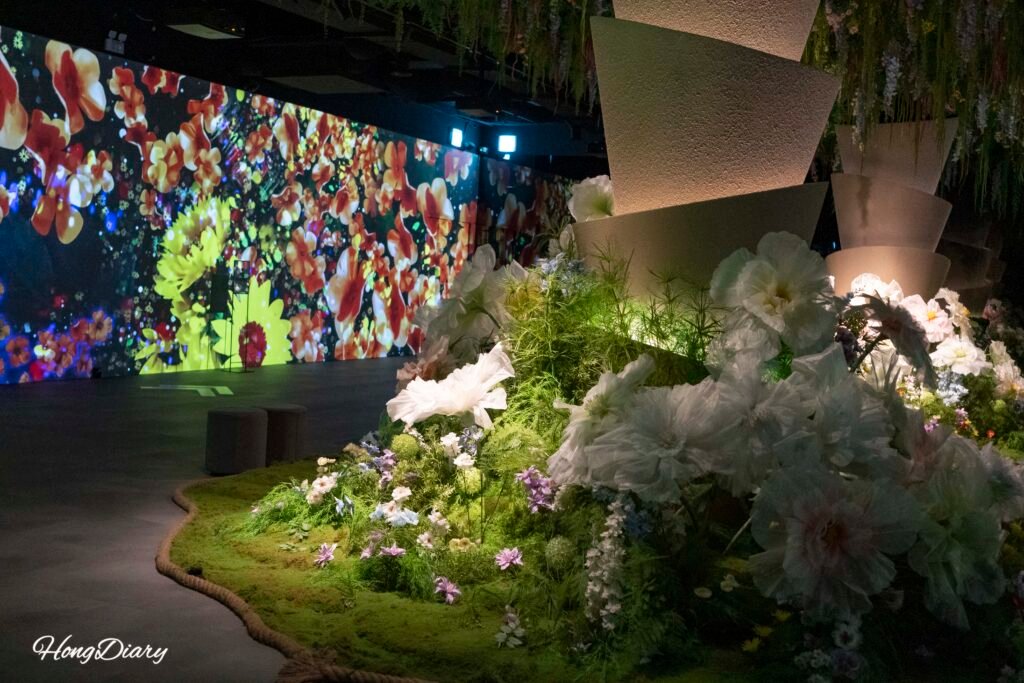 Sala de arte inmersivo con proyecciones de flores y vegetación en Piorium, Namwon