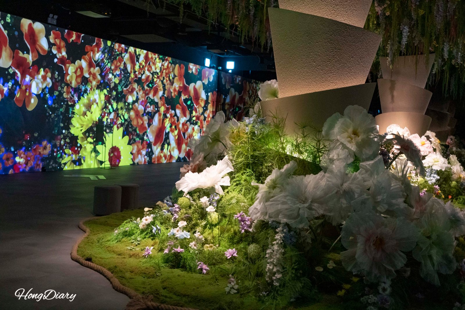 Sala de arte inmersivo con proyecciones de flores y vegetación en Piorium, Namwon