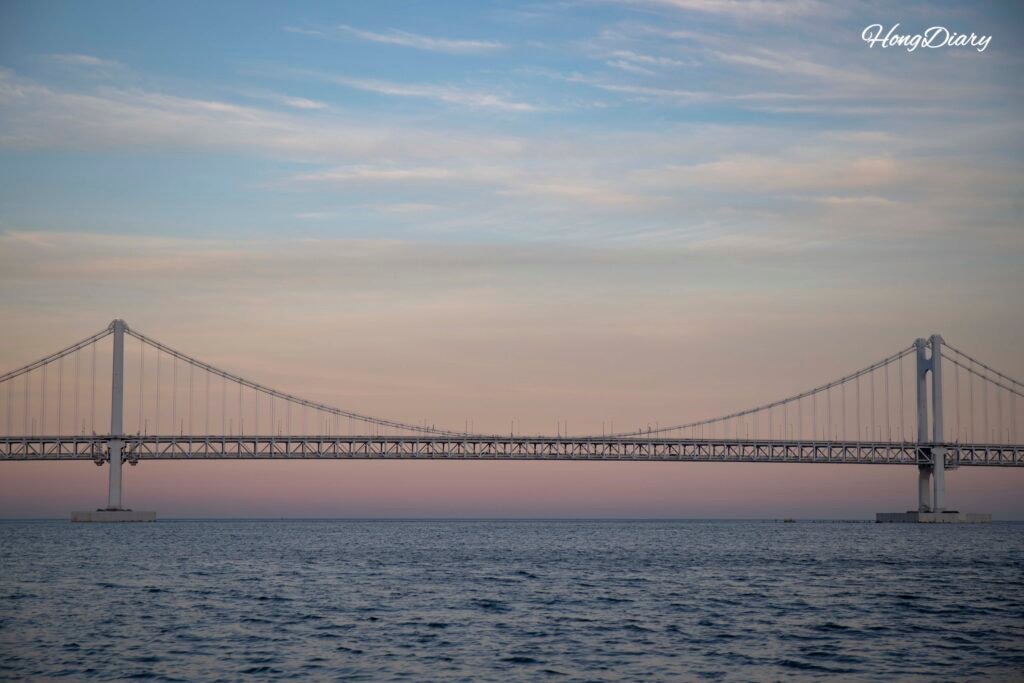 Atardecer en la playa de Gwanganli con el Puente Gwangan Diamond Bridge al fondo