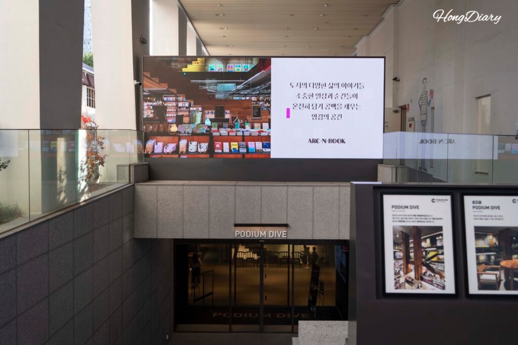 Podium Dive, espacio cultural subterráneo con librería cerca de la playa de Gwanganli