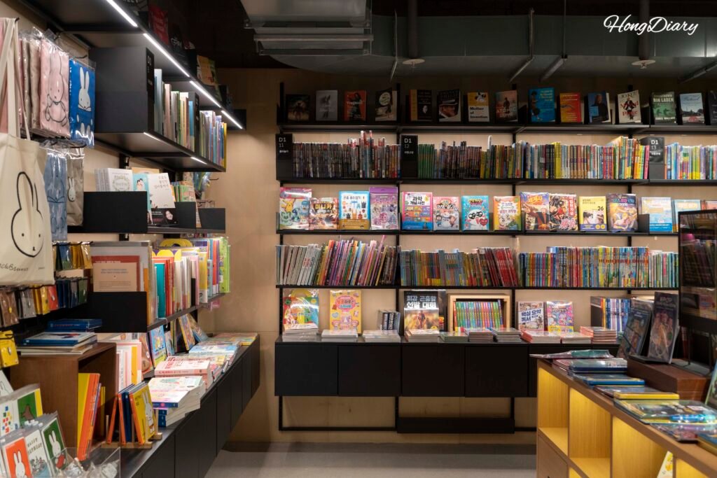 アークアンドブック広安里店の書棚と通路
