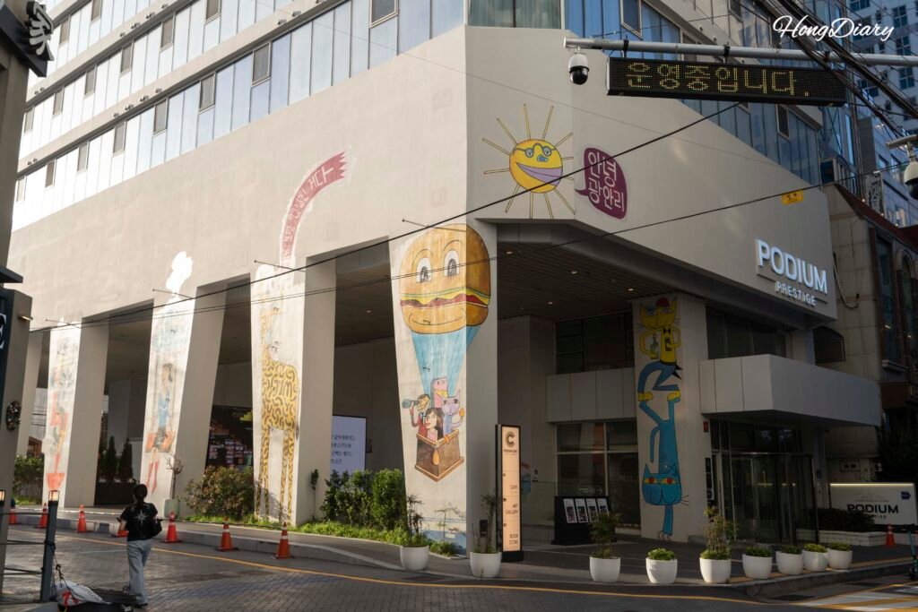Exterior de Podium Dive, espacio cultural subterráneo en los callejones de la playa de Gwangalli, Busan