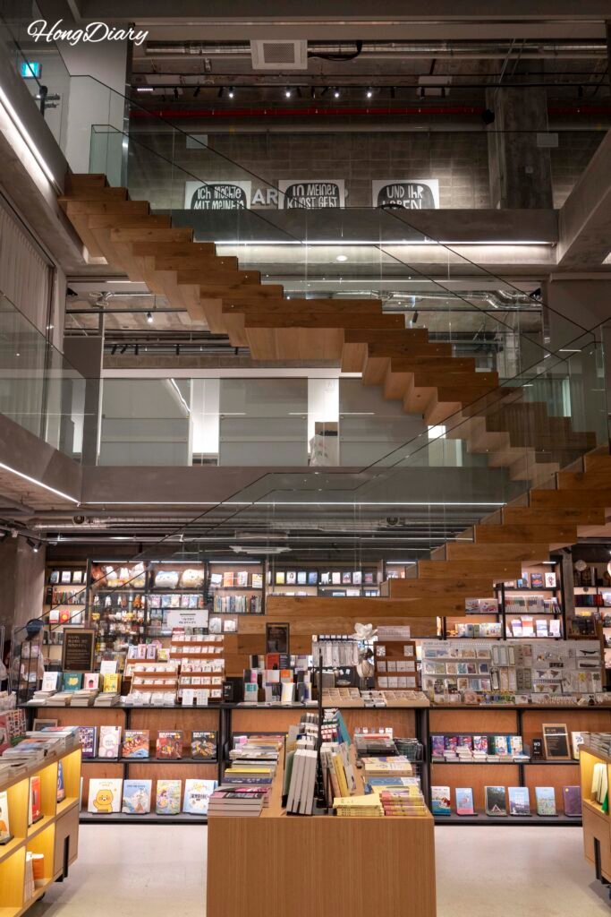 Vista general de la librería Arc N Book en el B3 de Podium Dive en Gwangalli, Busan